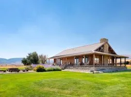 Intimate Off-Grid Cabin with Fire Pit and Mountain Views in Montana
