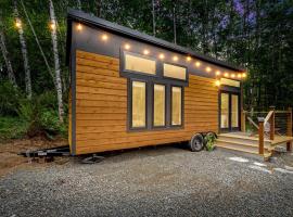 Breathtaking Tiny House with Jacuzzi and Outdoor Shower in Washington: Olympia şehrinde bir otel