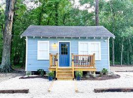 Picturesque Cozy Cottage with Fire Pit Space in Louisiana, hotel di Pilette