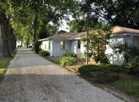 Idyllic Beachfront Vacation Rental on the Shores of Lake Erie in Northern Ohio, hotel i Vermilion