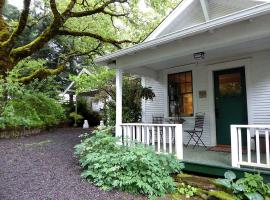 Idyllic Cottage on Organic Farm near Silver Falls State Park, Silverton, Oregon, готель у місті Сілвертон