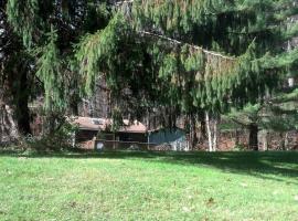 Romantic Mountain Cabin with Stunning Views in Ulster County, New York, hotel en Shandaken
