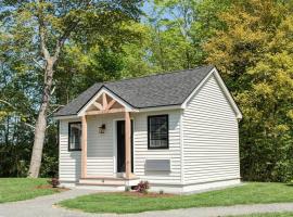 Picturesque Tiny House Rental Ideal for Glamping in New Hampshire: Epping şehrinde bir otel