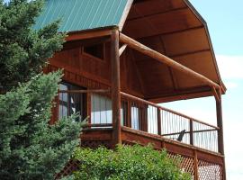 Large Rustic Cabin with Mountain Views in Bitterroot Valley, Montana, hôtel à Corvallis