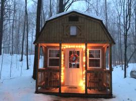 Snug Tiny House Getaway in Elton for Vacations near the Wolf River, Wisconsin, hotel in White Lake