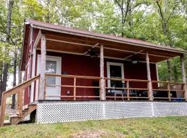 Escape to Marshall, Arkansas, in this Cozy Cabin for Four
