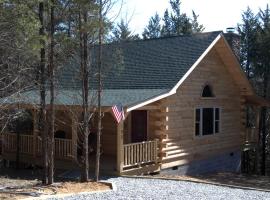 Woodland Cabin Rental near High Bridge Trail State Park in Prince Edward County, Virginia, hotel v destinaci Farmville