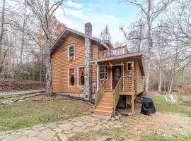 Serene Cabin with Hot-Tub in Cleveland, Georgia