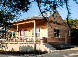 Wonderful Open-Plan Cottage for a Fantastic Family Retreat to Texas Hill Country near Dripping Springs, Texas