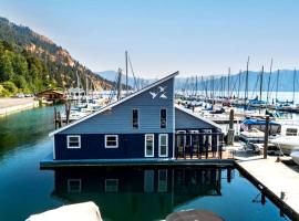 Unique Floating Home on Lake Pend O'reille near Coeur d’Alene, Perfect for a Weekend on the Water, hotel v destinaci Bayview