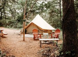 Charming Equipped Bell Tent Surrounded by Nature in Oklahoma, hotel in Tishomingo