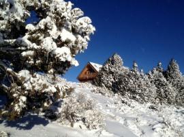 Spacious, Inviting Log Cabin Encircled by Wildlife in Utah, ξενοδοχείο σε Long Valley Junction