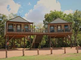 Friendship by the Water: Texas Tented Cabin Oasis for a Lakeside Getaway, luxusní stan v destinaci Marion