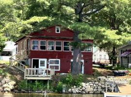 Cozy Lakefront Cabin Perfect for a Family Getaway in Wells, NY, ξενοδοχείο σε Wells