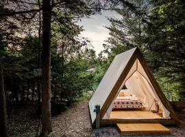 Idyllic Safari Tent with Sauna and Amazing Views in North Woodstock, New Hampshire, glamping site in Woodstock