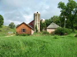 Country Cottage Rental on 50 Acres of Sublime Land in Southwest Wisconsin, hotel en Blanchardville