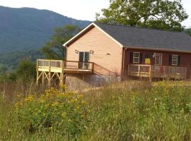 Cozy Riverside Cabin with Private Hot Tub in Rileyville, Virginia, ξενοδοχείο σε Goods Mill