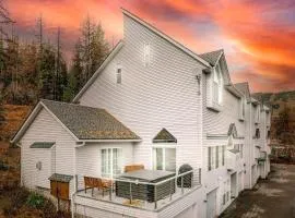 High-altitude Hideaway: Large Rental on Schweitzer Mountain with Views and Hot Tub