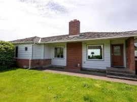 Luxury Oceanfront Vacation Rental with Hot Tub near Nye Beach, Newport, Oregon