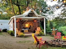Unique Repurposed Barn near Niles for Glamping in Michigan, glamping site in Niles