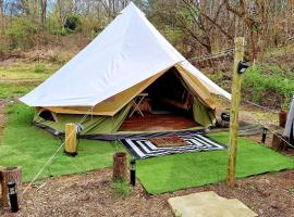Creekside Glamping Heaven with Comfy Interior in Cosby, Tennessee, camping de luxo em Cosby