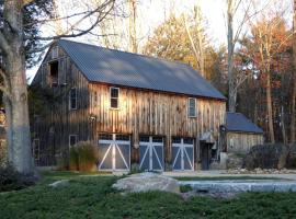 Luxury Barn Rental for a Relaxing Vacation in Maine、Oldfieldsのホテル