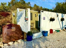 Cozy Container in Devore Heights, California, for Glamping Getaways on Route 66, hotel a Devore Heights