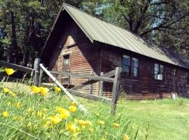 Rustic Cabin Rental in a Wild Meadow near Crater Lake National Park, Oregon, villa in Prospect