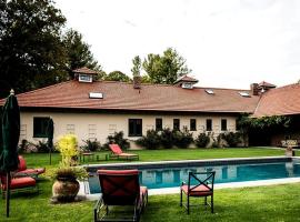 Gorgeous Green Mountains Vacation Rental with a Pool in Manchester, Vermont, hotel i Manchester Center