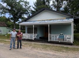 Vintage Cabin Rental near Tippy Dam in Manistee National Forest, Michigan, khách sạn ở Brethren