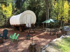 Well-Equipped Conestoga Wagon Rental for a Family Vacation in Alton, Utah, ξενοδοχείο σε Alton