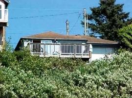 Rustic Oceanfront Cottage Rental on Netarts Bay near Tillamook, hotel en Netarts