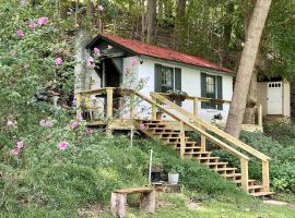 "Lovely Tiny House Rental for a Romantic Getaway in Shepherdstown, West Virginia, hotel in Shepherdstown