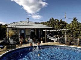 Secluded Couples' Getaway Cabin with Private Pool by Cypress Creek in Texas Hill Country, hotelli kohteessa Wimberley