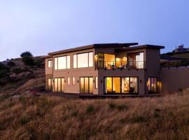 Sky House Boutique Seaside Retreat With Cinema Near Dillon Beach, hotel in Dillon Beach