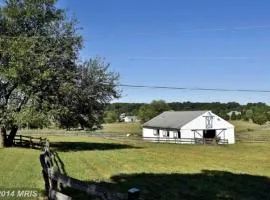 Sweet Chic Farm Cottage with Pool, Hot-Tub and Beautiful Sunsets in Maryland
