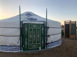 Peaceful Desert Yurt Glamping with Stargazing Near Joshua Tree National Park, California, tenda mewah di Sunfair Heights