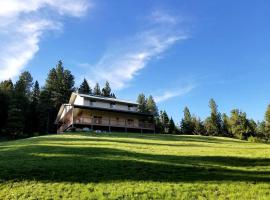 Off-The-Grid Cottage Rental with 360-Degree Mountain Views near Cascade, Idaho, hotel u gradu Cascade