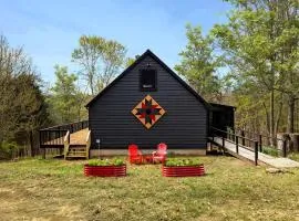 Vibrant Woodland Cabin Sanctuary near Great Cacapon River in West Virginia