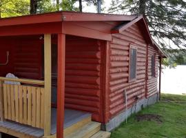 Idyllic Log Cabin Steps from Somo Lake near Tomahawk, Wisconsin, ξενοδοχείο σε Tomahawk