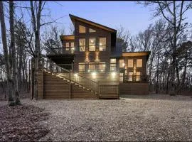 Beautiful Log Cabin with Private Hot Tub, Fire Pit, and Spacious Balcony, Perfect for a Luxury Mountain Retreat