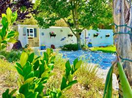 Fully Refurbished Container in Devore Heights, California, for Glamping Trips on Route 66, hotel a Devore Heights