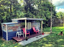 Cozy Tiny House on Working Farm, for Fun Glamping Trips in Kentucky，位于Owenton的小屋