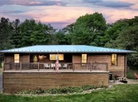 Cozy Mountain Cabin with Hot Tub & Scenic Views in Stanley, Virginia