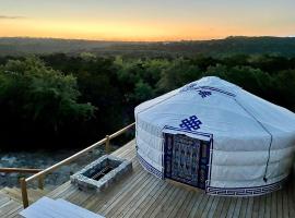 Secluded Romantic Yurt with Amazing Views in Dripping Springs, Texas, hotel v destinaci Hammetts Crossing
