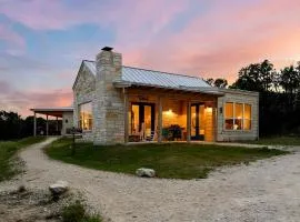 Relaxing Accessible Cottage with Outdoor Fireplace for a Peaceful Getaway near Austin, Texas