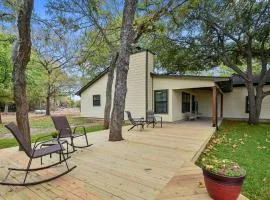 Gorgeous Family Cottage Ideal to Stargaze from the Deck in Texas