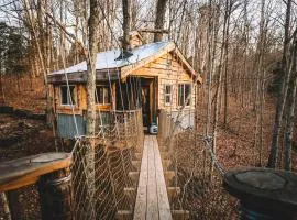 Stunning Tree House Tucked Away Among the Trees near Germantown, Kentucky