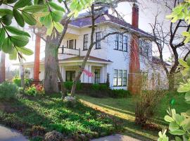 Luxurious Bed and Breakfast Vacation Rental for Large Groups in East Texas, ξενοδοχείο σε Zavalla