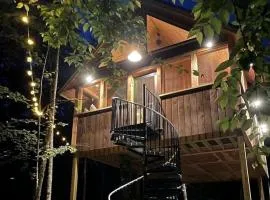 Luxurious Tree House with Hot Tub and Firepit, Perched over Littlefield Pond, Perfect for a Relaxing Weekend Getaway near Portland, Maine